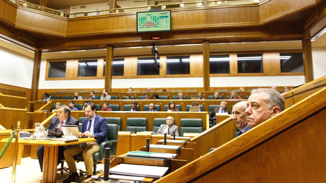 Íñigo Urkullu, en primer plano, durante la sesión de hoy en el parlamento vasco