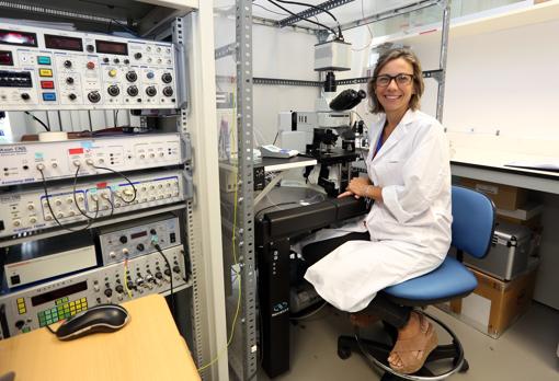 Juliana Martins, trabajando en el Laboratorio de Neurofisiología Experimental