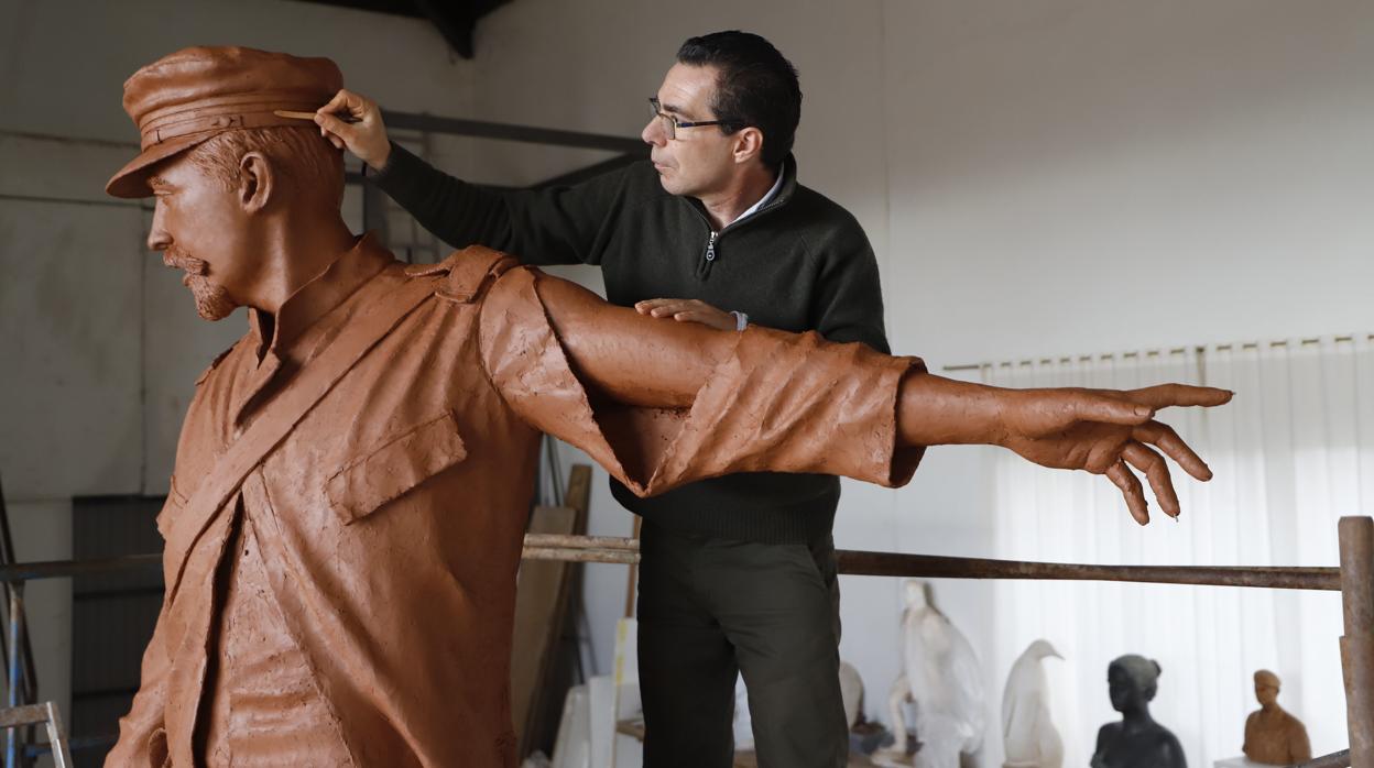 Salvador Amaya durante los trabajos de la estatua