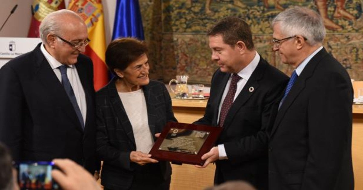 Adela Cortina recibe el premio de manos de Emiliano García-Page