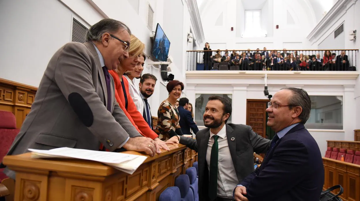 Un momento durante el pleno de las Cortes, donde se ve a los diputados socialistas