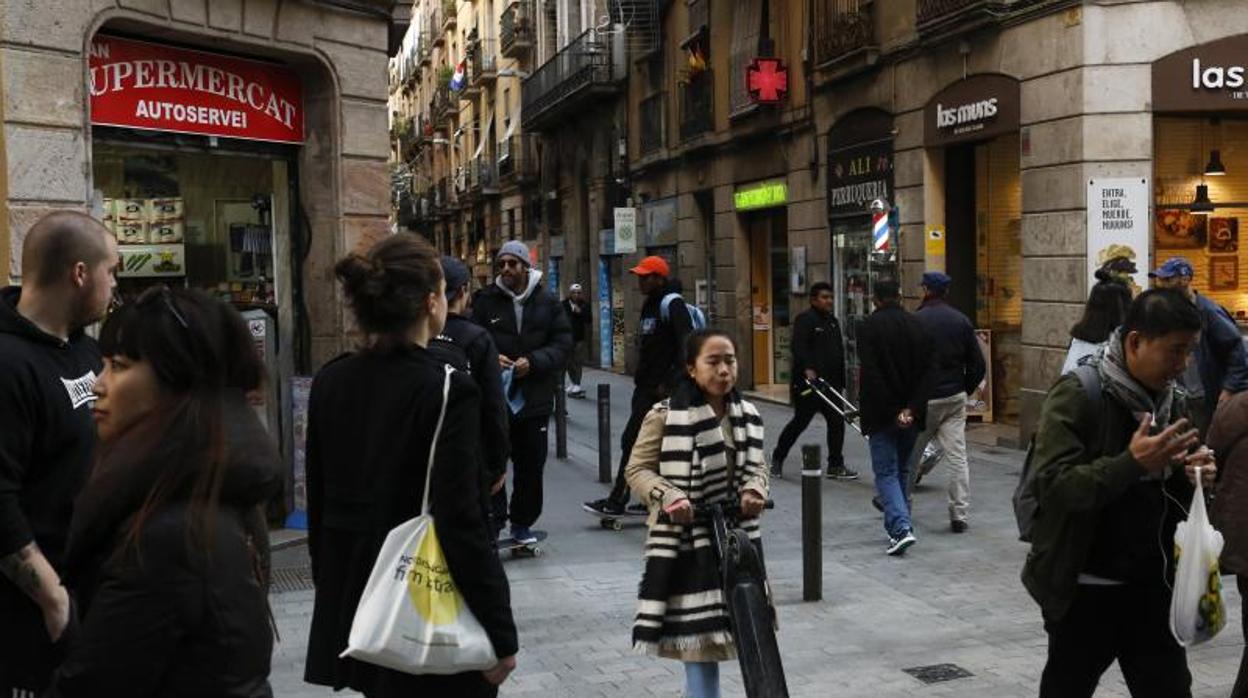 Una calle del barrio del Raval, recientemente