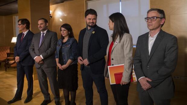 ERC acude a la reunión con el PSOE con bolígrafos pidiendo la libertad de Forcadell