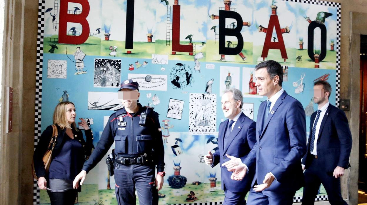 Pedro Sánchez junto al teniente alcalde de Bilbao y compañero de partido Alfonso Gil, tras visitar la sede en Bilbao de la Real Academia de la Lengua Vasca el pasado mes de marzo