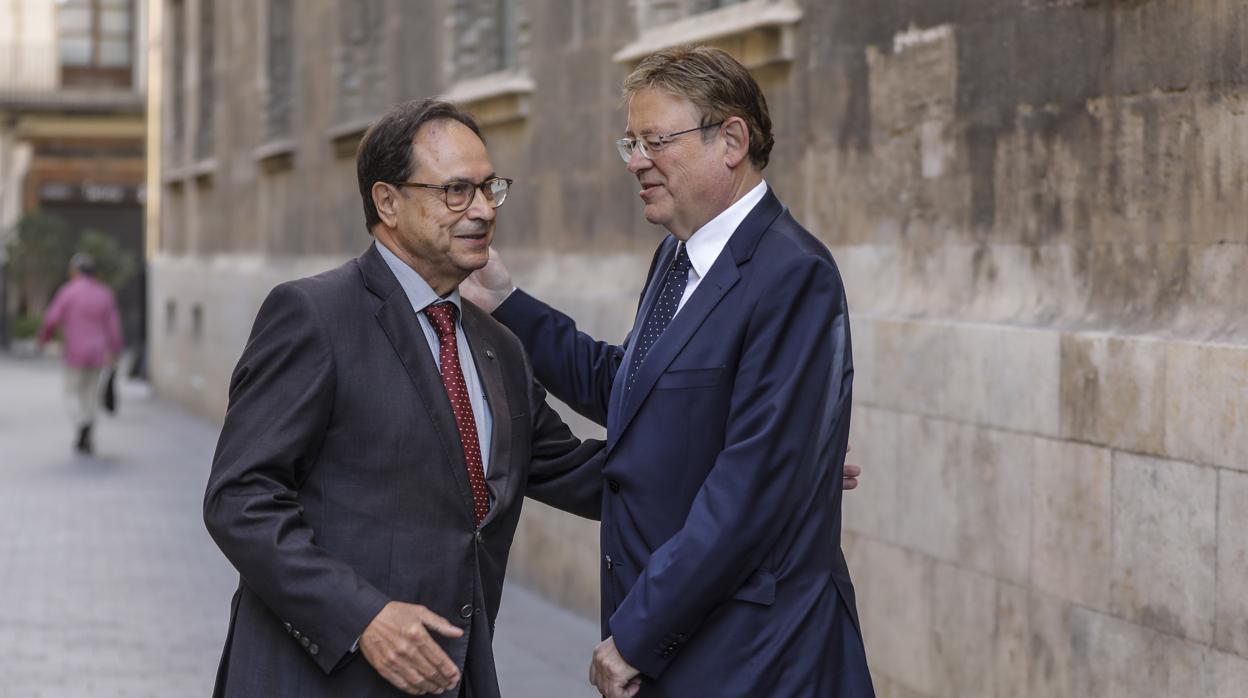 Ximo Puig y Vicent Soler, frente al Palau de la Generalitat