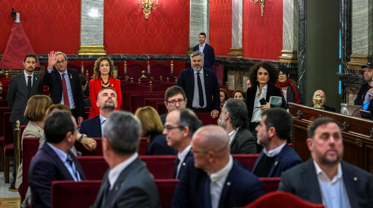 Quim Torra saluda a los doce condenados por el «procés» durante el primer día de juicio