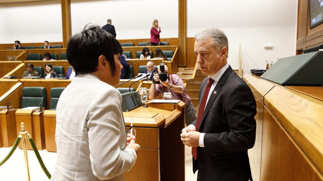 Maddalen Iriarte (Bildu), junto a Iñigo Urkullu