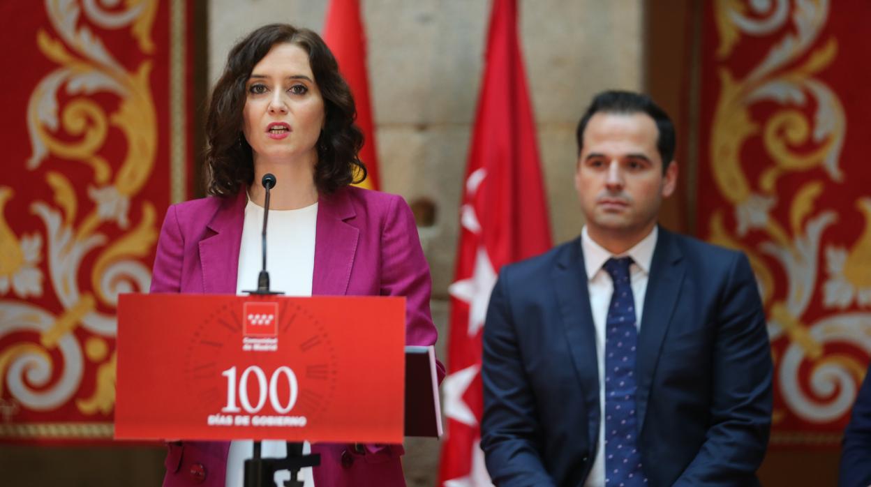 La presidenta Isabel Díaz Ayuso toma la palabra, bajo la atenta mirada del vicepresidente Ignacio Aguado, durante el acto de celebración de los cien días de su Gobierno de coalición