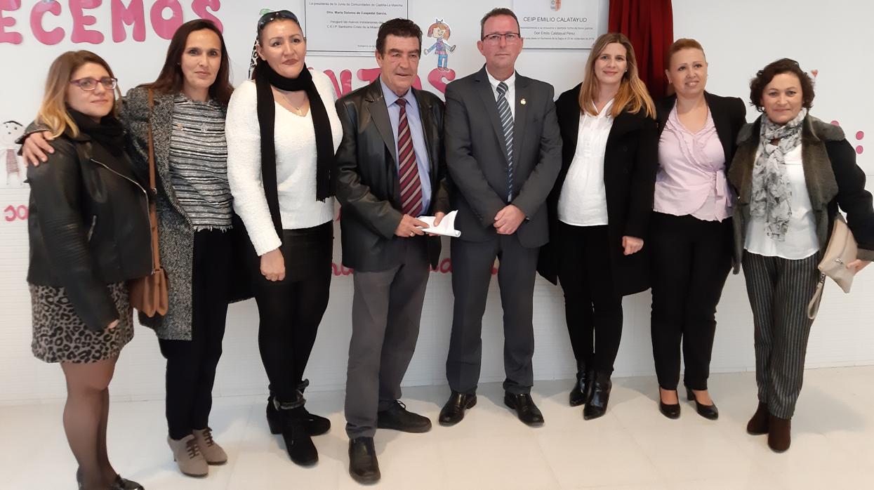 Emilio Calatayud, cuarto por la izquierda, durante su visita al colegio