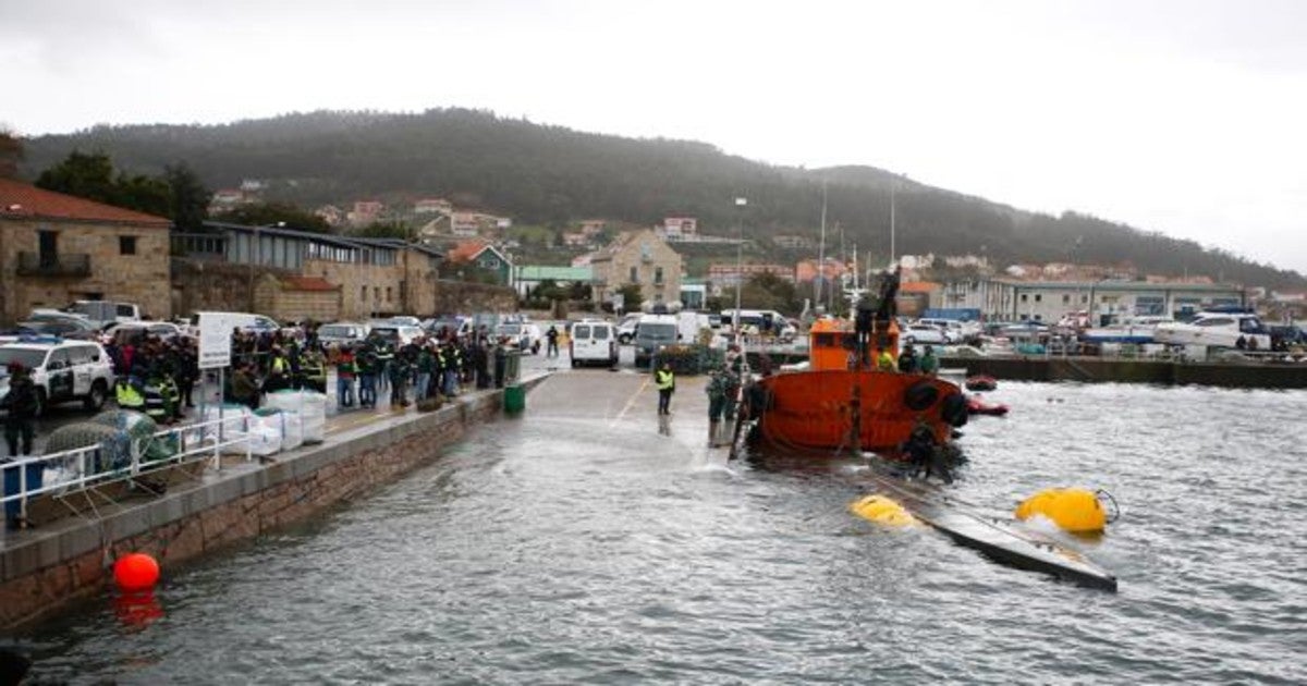 El narcosubmarino, antes de ser reflotado para extraer la droga