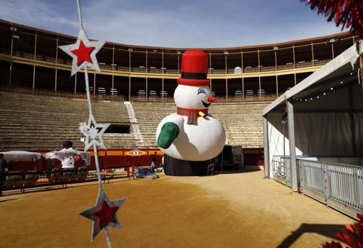 Todo a punto en la plaza de Toros para las actividades navideñas