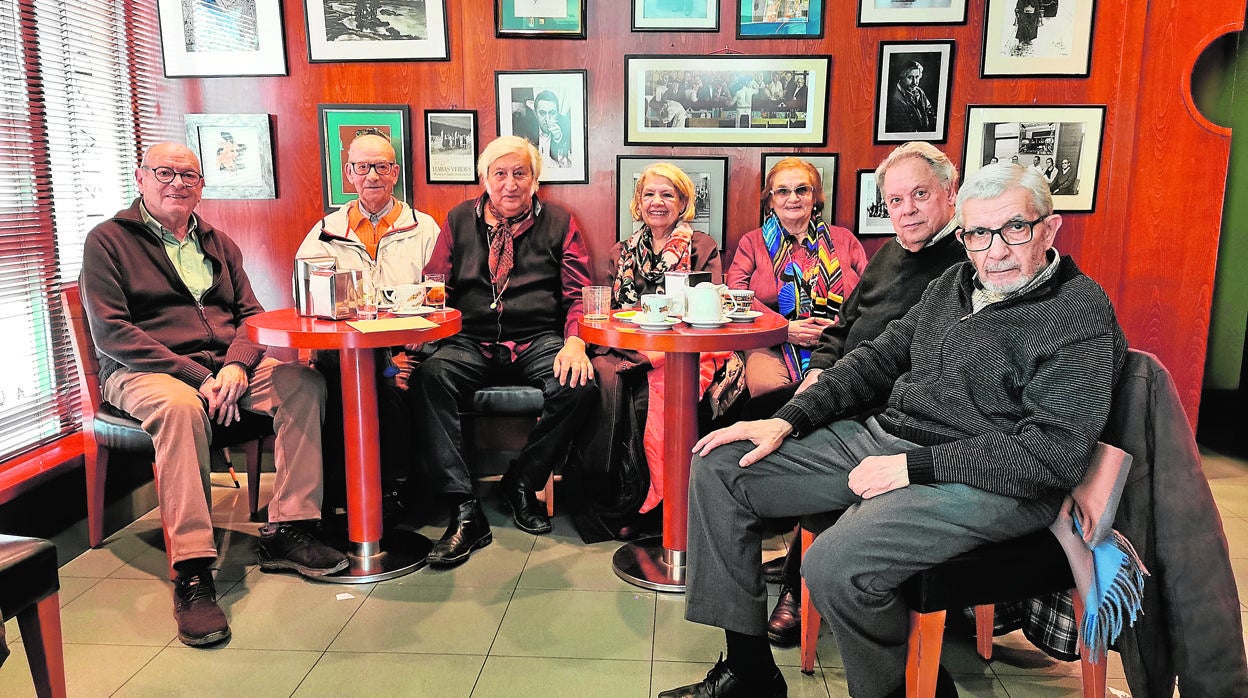 Andrés Luis Calvo, Antonio Martín, José Primo, Pili Crespo, Machus, Antonio ?Pedrero y Andrés Crespo, reunidos para recordar a Claudio, con su foto detrás