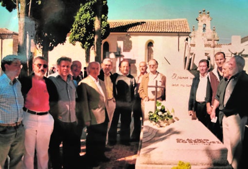 Los amigos en el día de la inauguración de la lápida de Luis Quico en la tumba del poeta