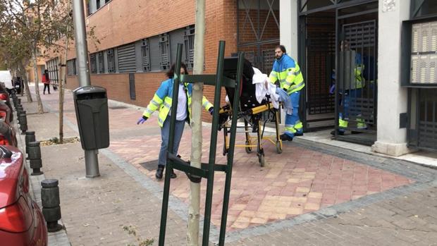 Una joven llama al 112 tras ser cosida a cuchilladas por su pareja en Villa de Vallecas