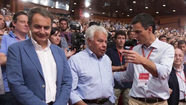 González y Zapatero evidencian la fractura por los pactos de Sánchez