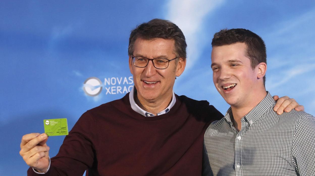 El presidente gallego, Alberto Núñez Feijóo, posa junto al líder de Nuevas Generaciones en Galicia