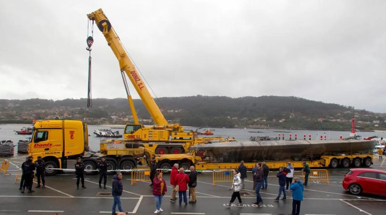 El narcosubmarino en el puerto de Aldán tras ser reflotado