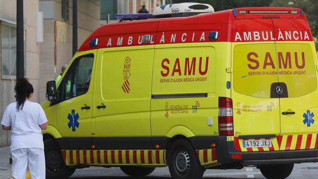 Un conductor ebrio estampa su coche contra una marquesina en Valencia y deja dos heridos
