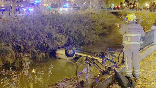 Un conductor ebrio, rescatado por los buzos en Zaragoza tras una larga persecución policial