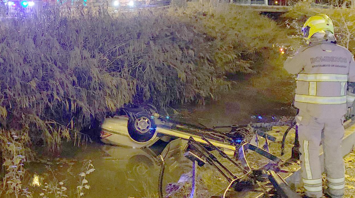 Estado en que quedó el vehículo, totalmente boca abajo, en el cauce del Canal Imperial