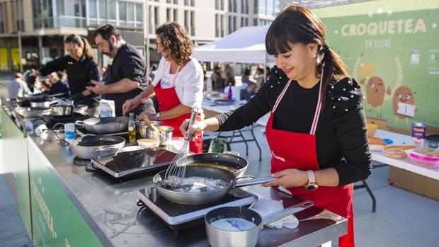 Reparten más de mil croquetas en un concurso gastronómico de Elche
