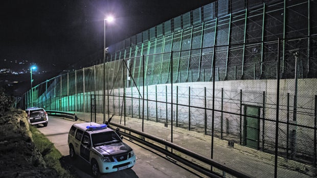 Sancionan a un Guardia Civil tratado de héroe por rescatar a menores inmigrantes en Melilla: se lo inventó