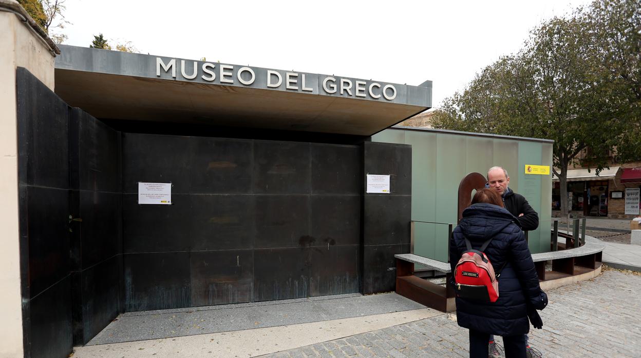 Dos turistas a las puertas del casa-museo que desde esta semana solo abre dos horas