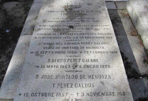 Tumba del escritor Benito Pérez Galdós