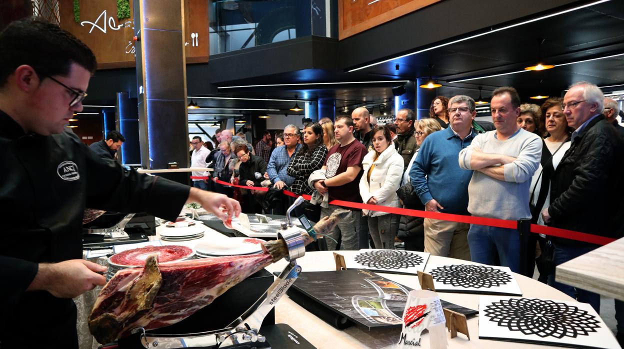 Antonio González corta una pieza de jamón