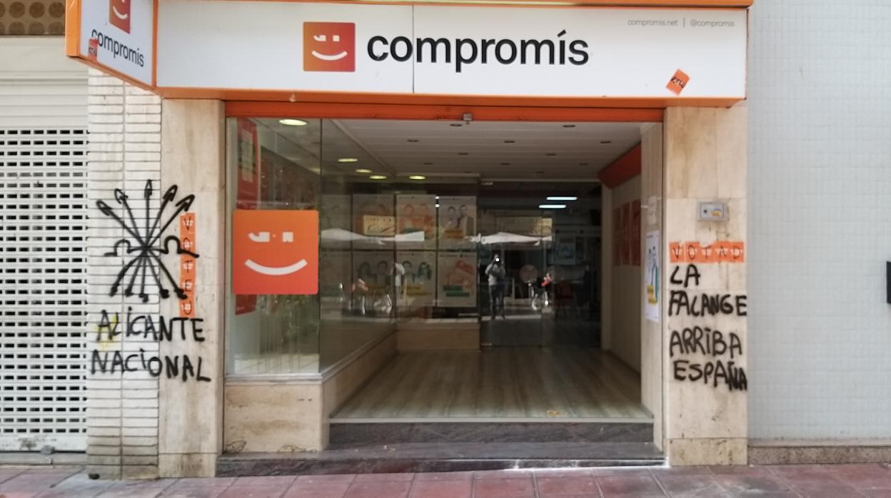 Foto de las pintadas en la sede de Compromís de Alicante difundida por esta formación política