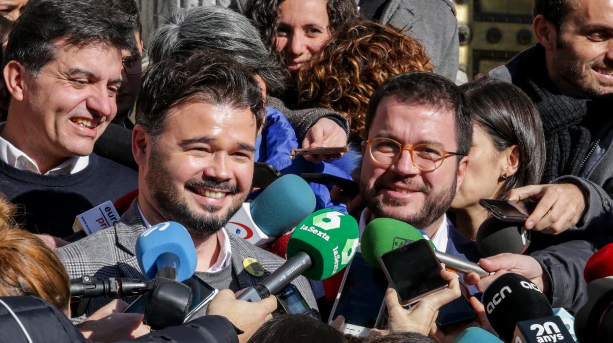 El portavoz de ERC en el Congreso, Gabriel Rufián, y el coordinador nacional de ERC y vicepresidente del Govern, Pere Aragonés, ofreciendo declaraciones ayer en el Congreso