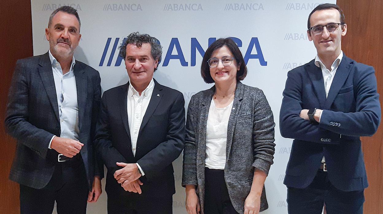 En la imagen, de izquierda a derecha, Javier Jiménez, director general de Lanzadera, Eduardo Aldao, director de Innovación de ABANCA, Rosa Seoane, gerente de ABANCA Innova e Ismael Valero, responsable de Lanzadera Corporate