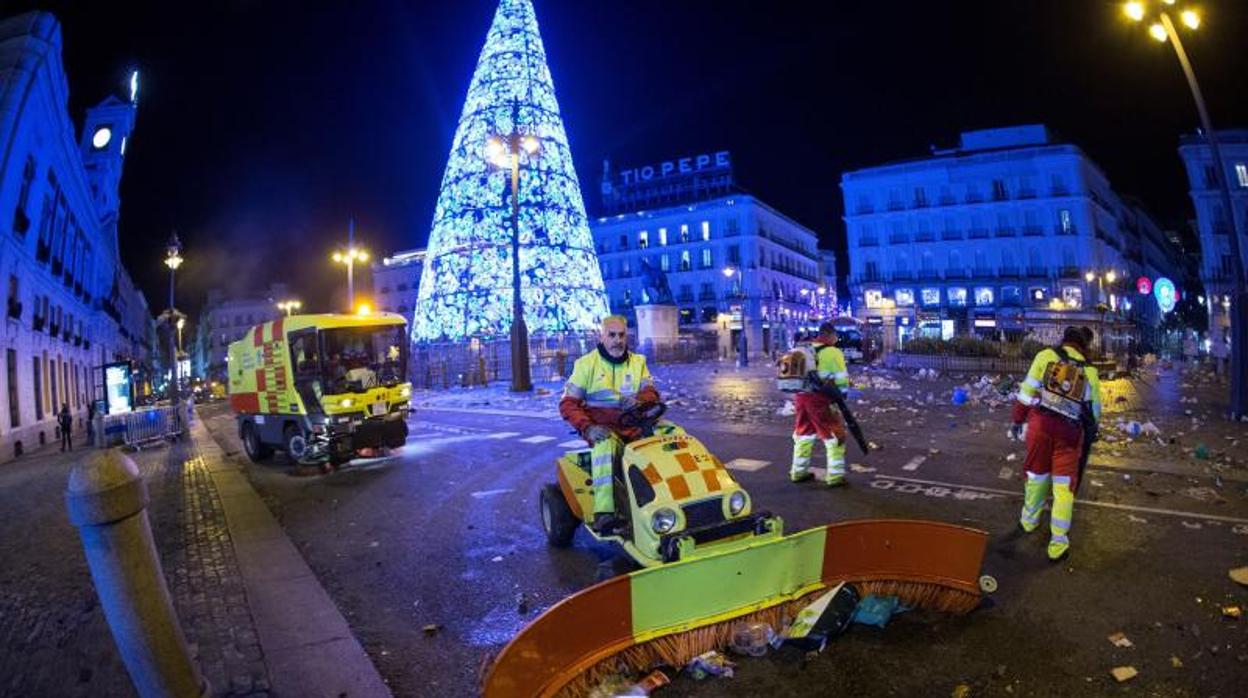 Los servicios de limpieza urgente limpian la Puerta del Sol tras un evento