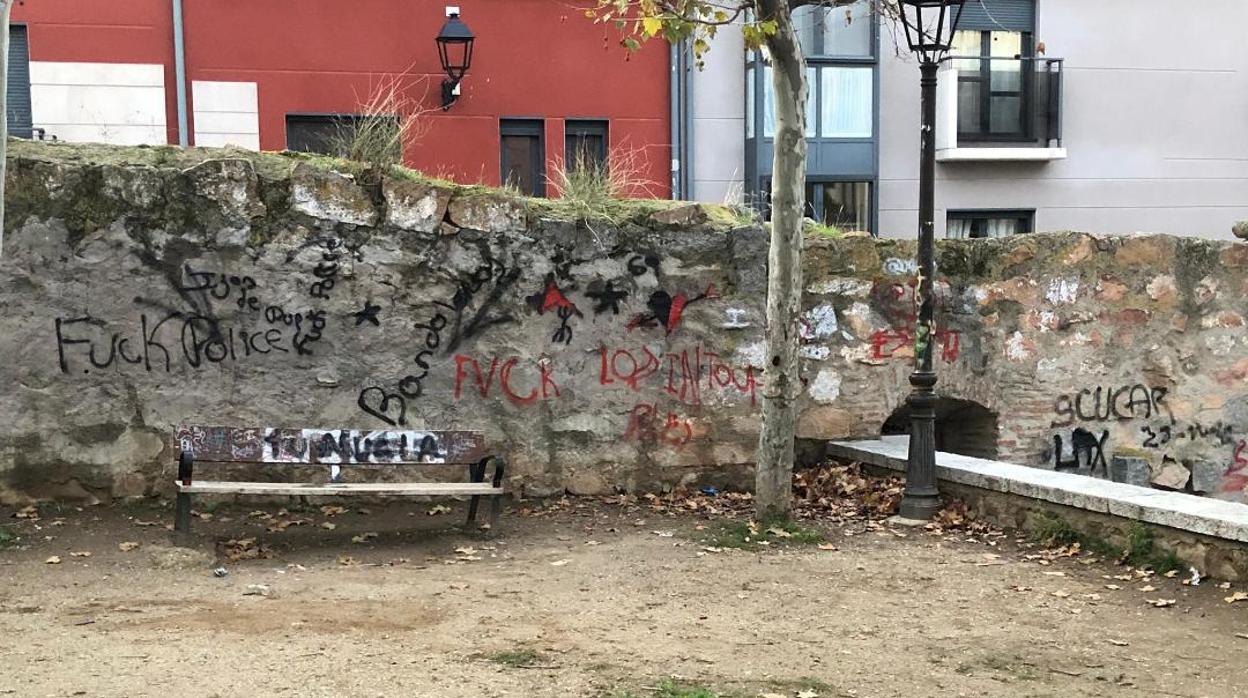 Pintadas realizadas en las ruinas del Monasterio de los Jerónimos en Ávila