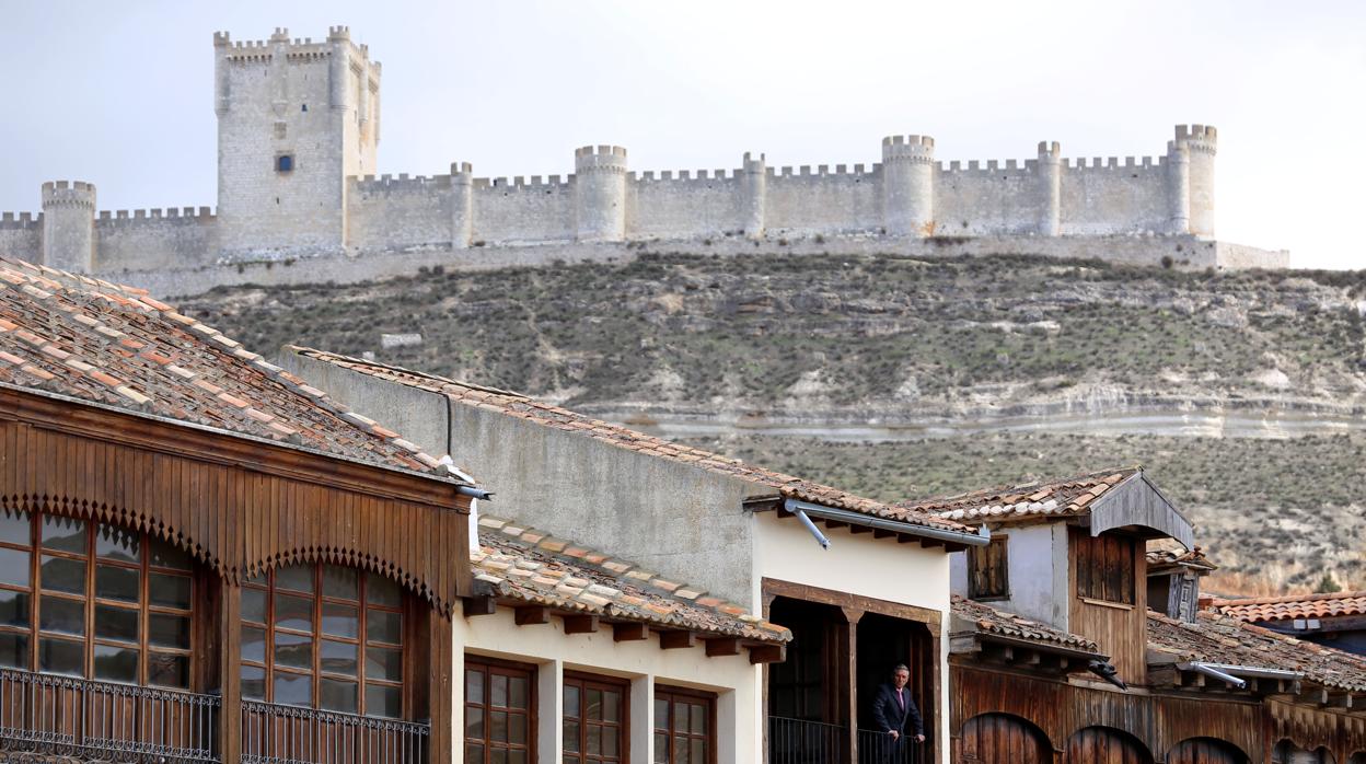 Castillo de Peñafiel desde la plaza del Coso