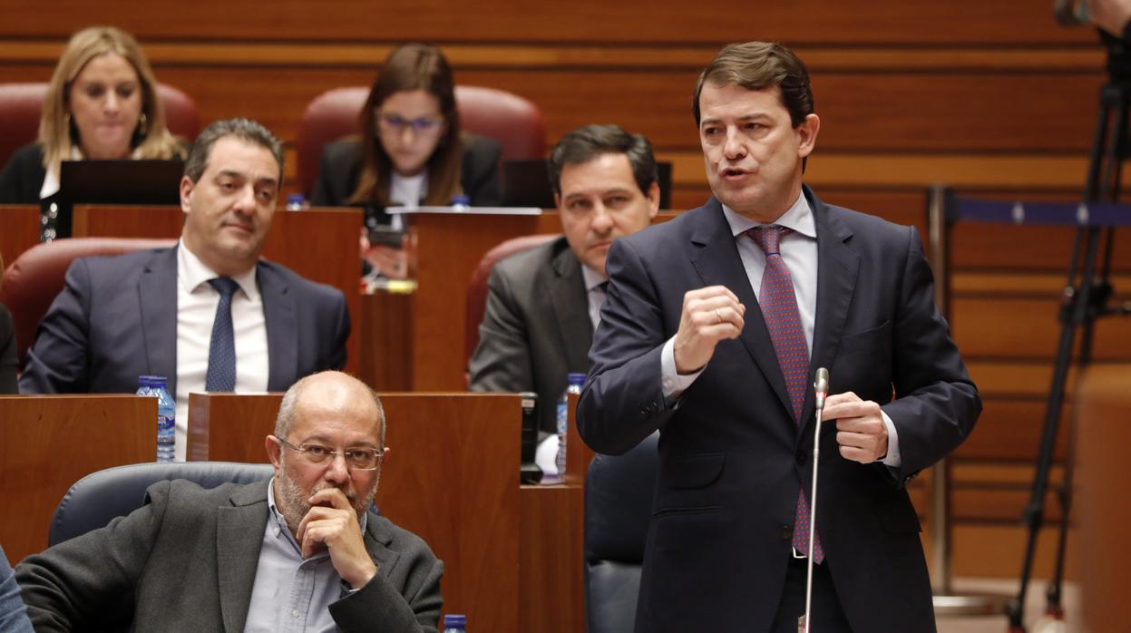 Fernández Mañueco, durante su intervención en las Cortes