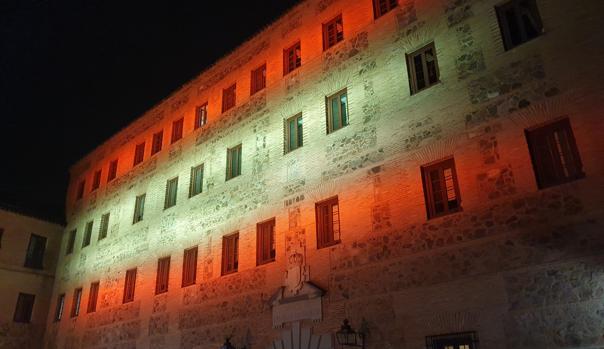 La fachada de las Cortes regionales se ilumina con los colores de la bandera española