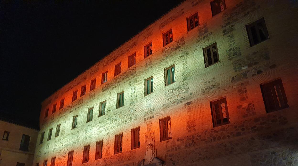 Fachada de las Cortes regionales con los colores de la bandera española