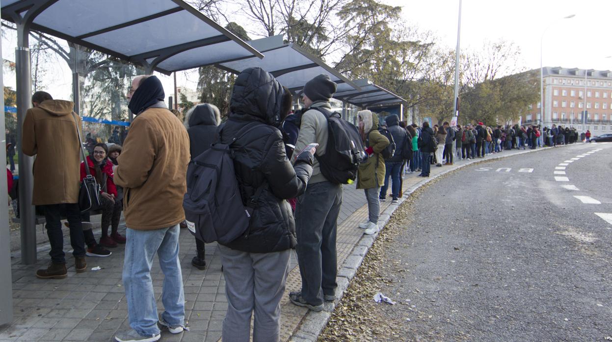 Decenas de personas espera ayer, en Moncloa, la llegada del autobús