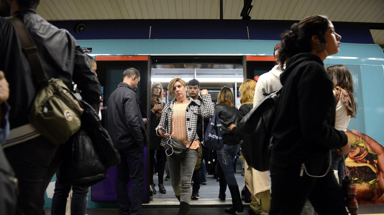 Usuarios en el Metro de Madrid