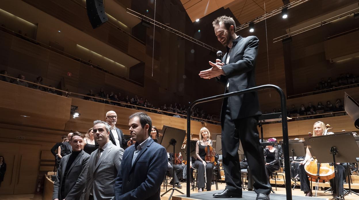 El director de la OSCyL, Andrew Gourlay, tras los tres compositores, Nuño Fernández Ezquerra, Israel López Estelche y Román González Escalera