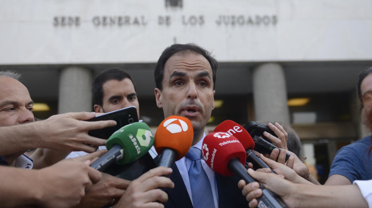 El rector de la URJC, Javier Ramos, a su salida de los juzgados tras declarar por el caso Máster