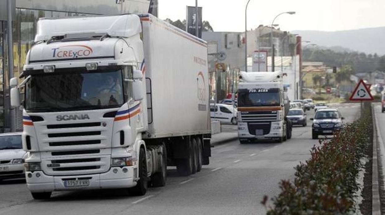 Camiones circulando por una carretera