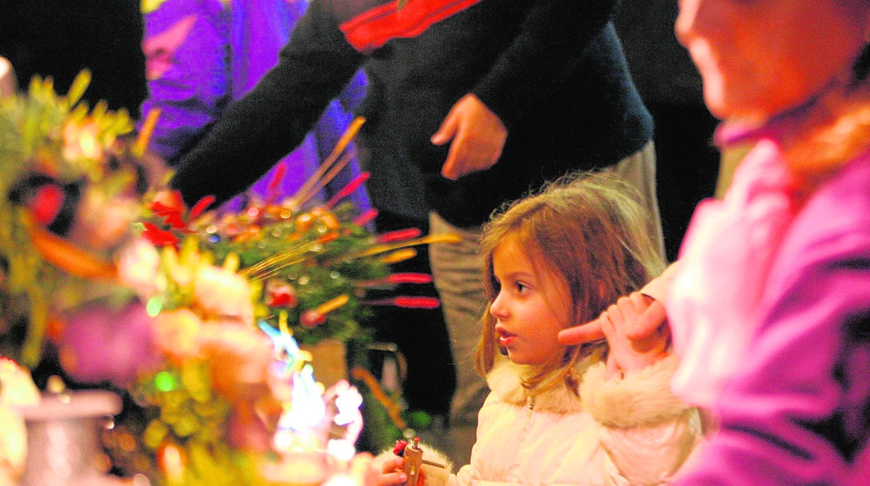 Ilusión infantil en la feria de Santa Llúcia