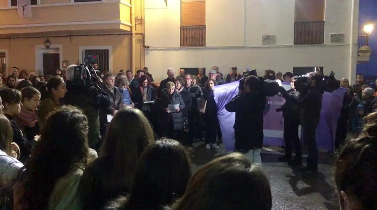 Gestos de duelo con velas encendidas por la muerte de la joven valenciana