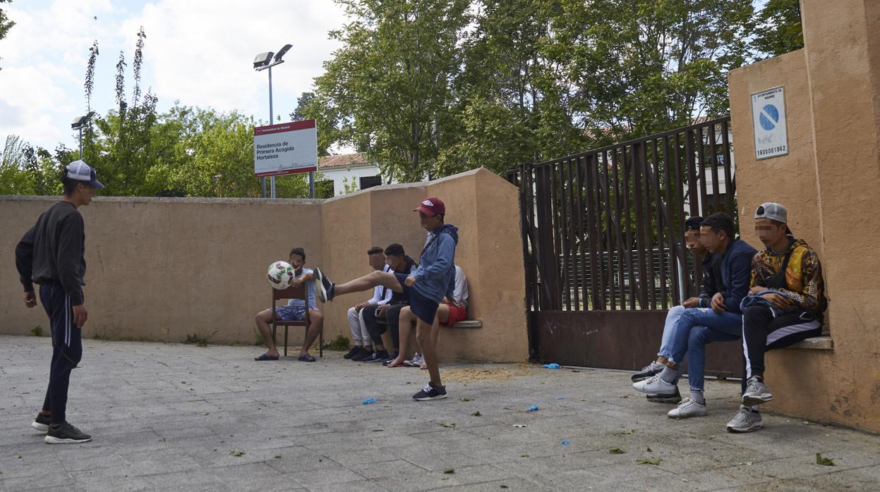 Un grupo de menores fuera del centro de Hortaleza, en una imagen de archivo