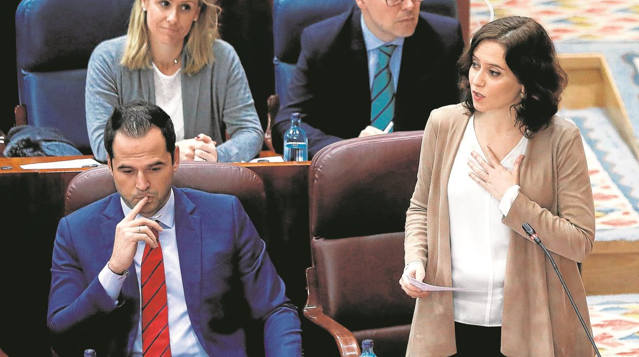 Isabel Díaz Ayuso, ayer, junto a Ignacio Aguado en la Asamblea de Madrid