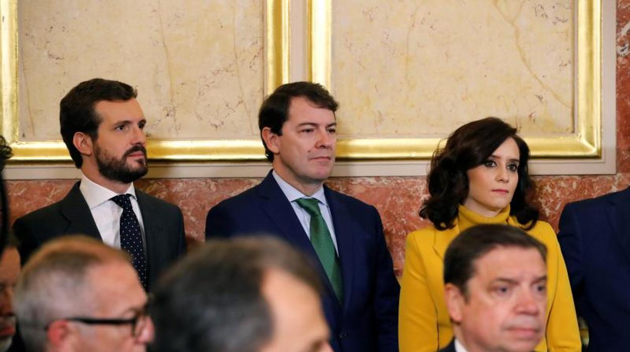 Mañueco, entre Pablo Casado e Isabel Dias Ayuso, durante el acto en el Congreso