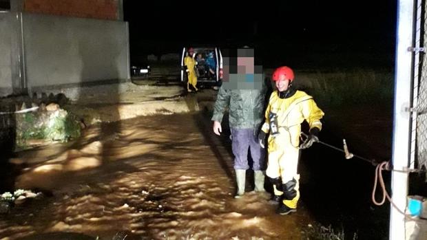 Rescatan a seis trabajadores atrapados por la crecida de un barranco en Benifairó de la Valldigna (Valencia)