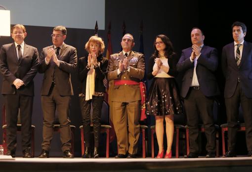 El presidente de la Diputación de Alicante, Carlos Mazón (derecha), única autoridad que no aplaudió las palabras de Puig